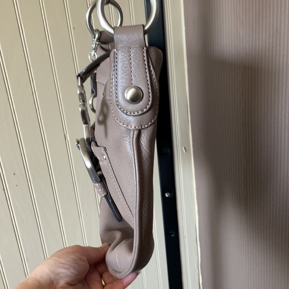 B.makowsky tan leather crossbody purse silver hardware multiple pockets - Picture 4 of 10